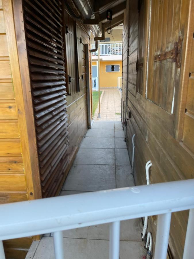 Duo d’appartement séparé par un couloir situé au bord de la mer Le Moule Exterior foto