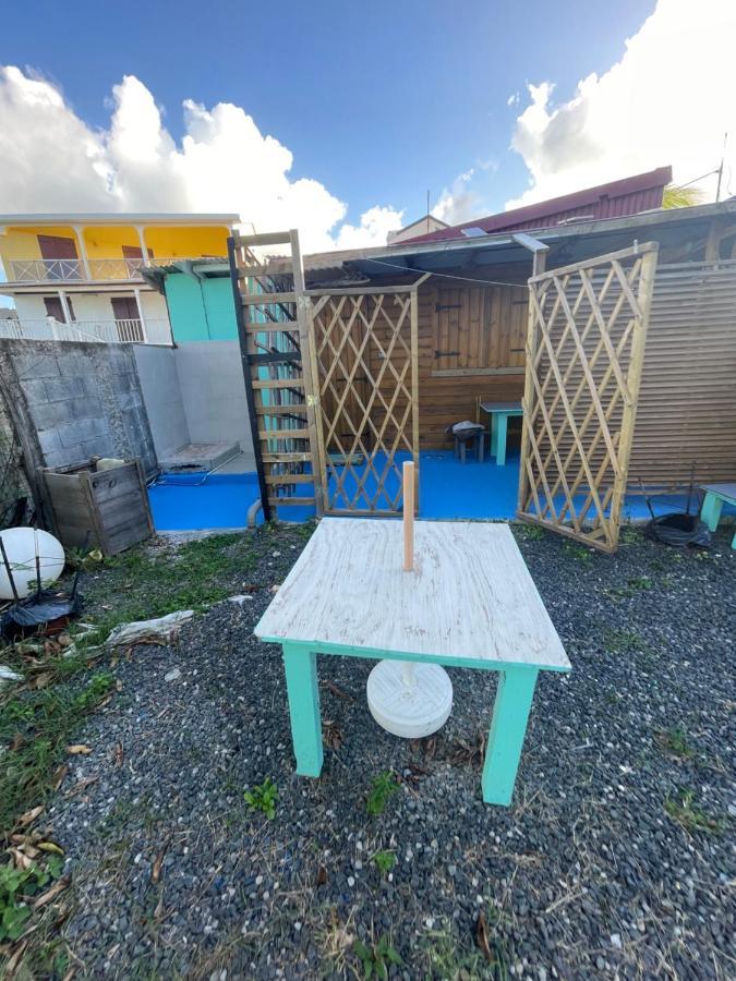 Duo d’appartement séparé par un couloir situé au bord de la mer Le Moule Exterior foto