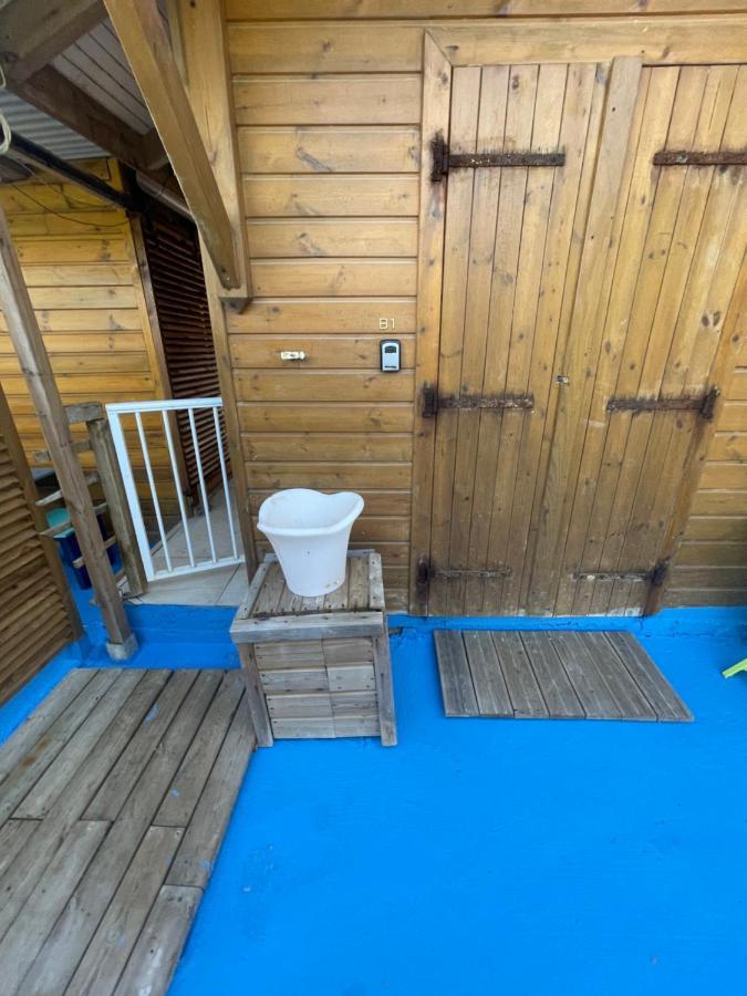 Duo d’appartement séparé par un couloir situé au bord de la mer Le Moule Exterior foto
