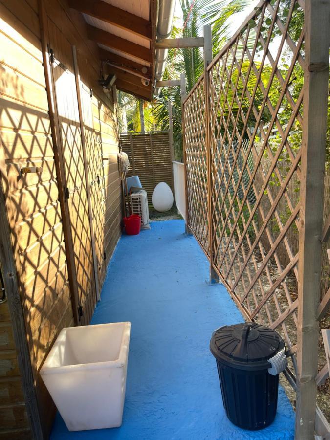 Duo d’appartement séparé par un couloir situé au bord de la mer Le Moule Exterior foto