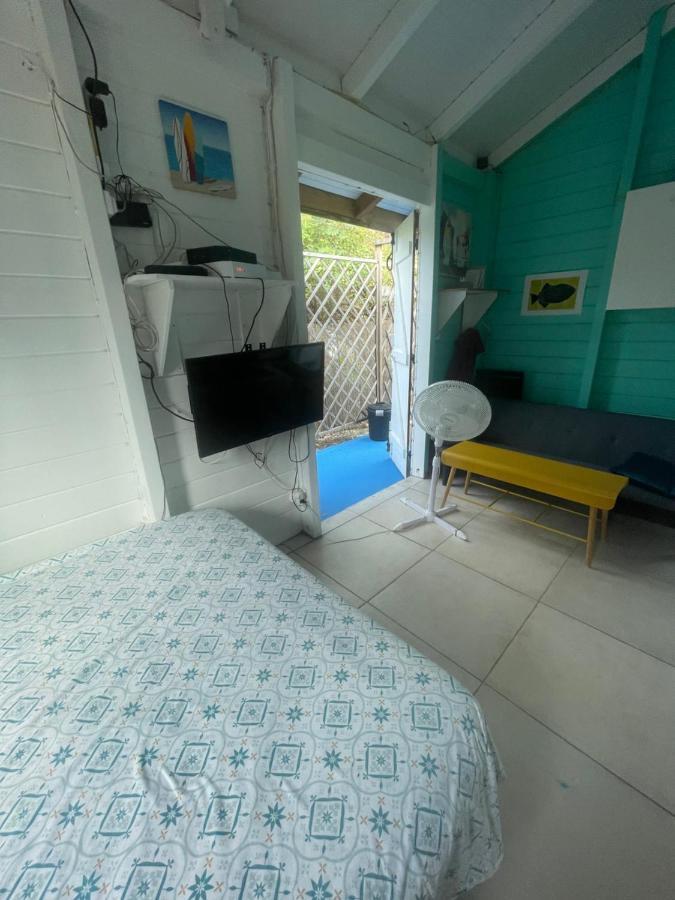Duo d’appartement séparé par un couloir situé au bord de la mer Le Moule Exterior foto