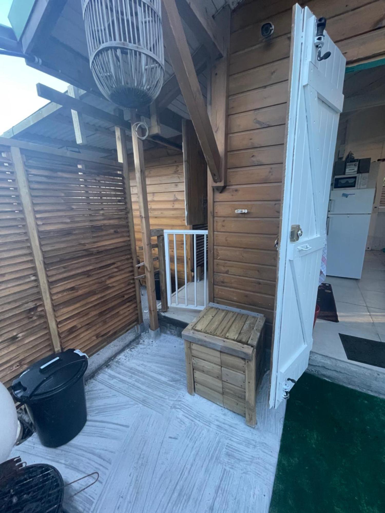 Duo d’appartement séparé par un couloir situé au bord de la mer Le Moule Exterior foto